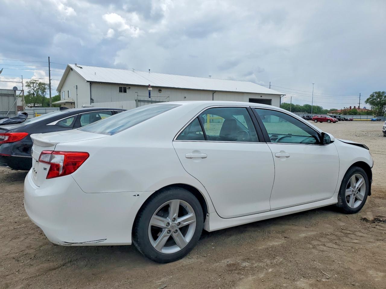 2014 TOYOTA CAMRY SE photo 5
