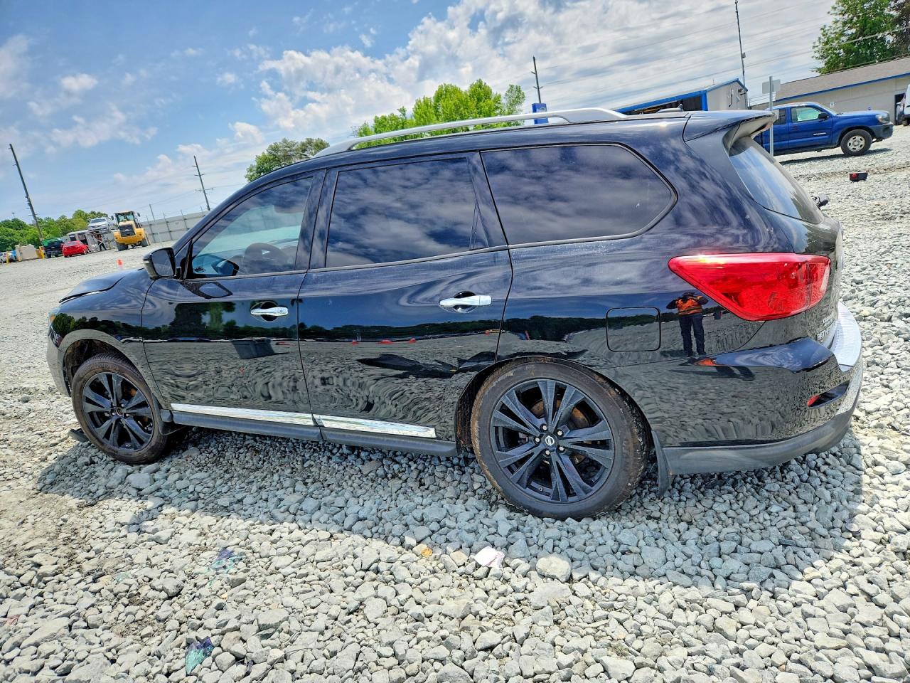 2017 NISSAN PATHFINDER photo 4