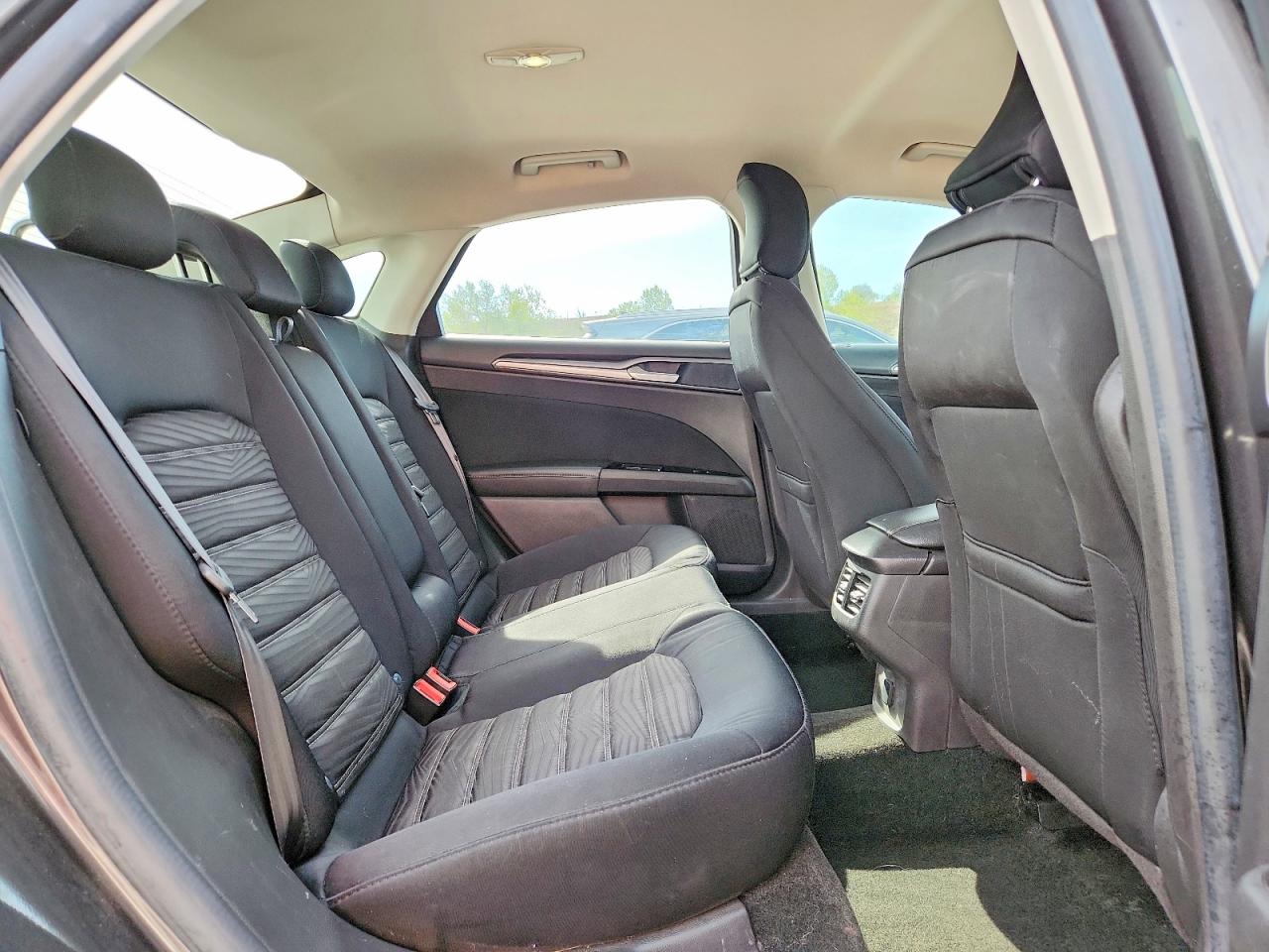 2016 FORD FUSION SE photo 28