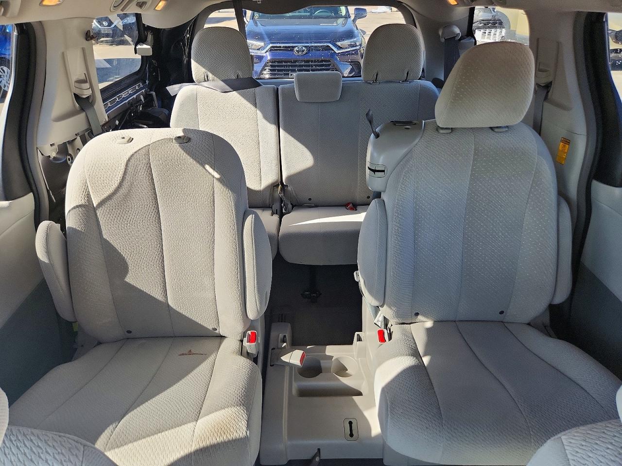 2014 TOYOTA SIENNA LE photo 28
