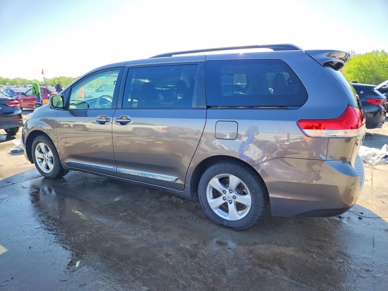 2014 TOYOTA SIENNA LE photo 4