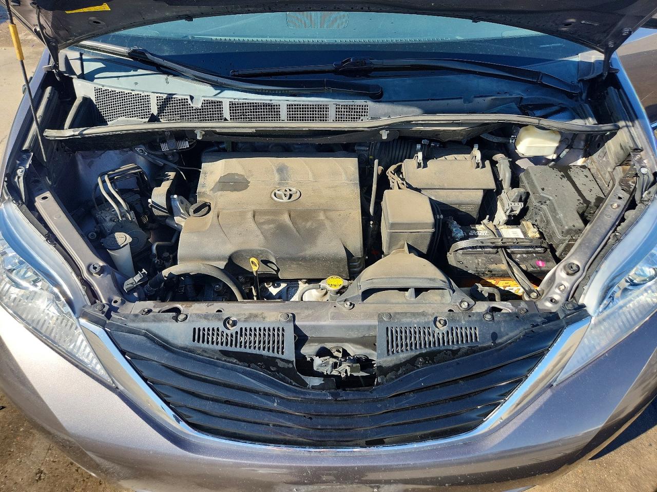 2014 TOYOTA SIENNA LE photo 34