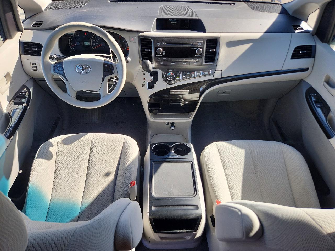 2014 TOYOTA SIENNA LE photo 22