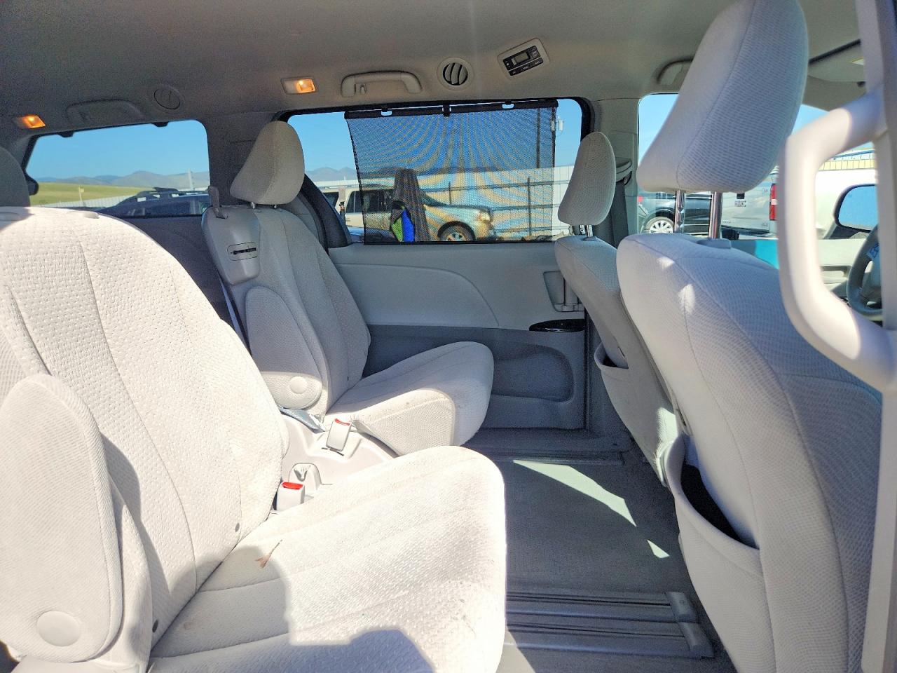 2014 TOYOTA SIENNA LE photo 31
