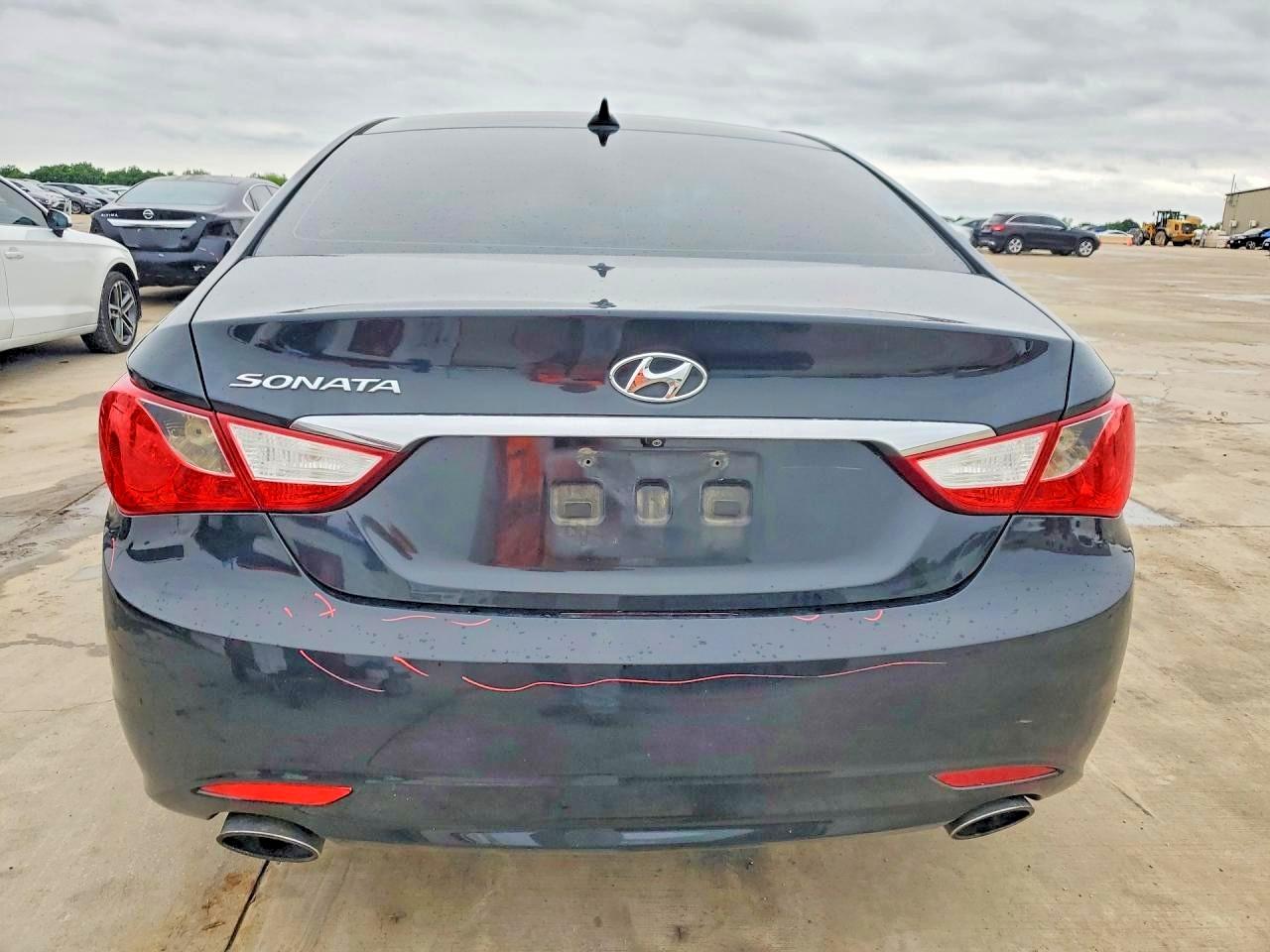 2013 HYUNDAI SONATA SE photo 11