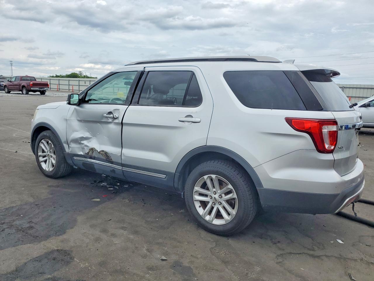 2016 FORD EXPLORER XLT photo 4
