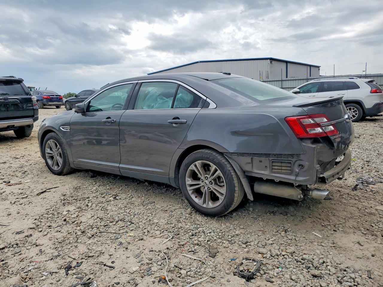 2015 FORD TAURUS SEL photo 3