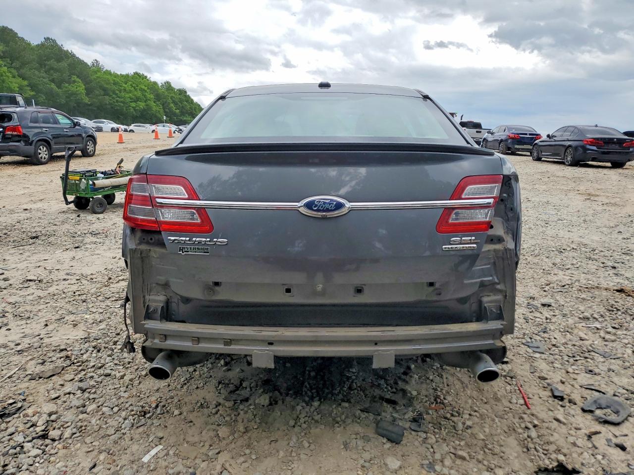 2015 FORD TAURUS SEL photo 11