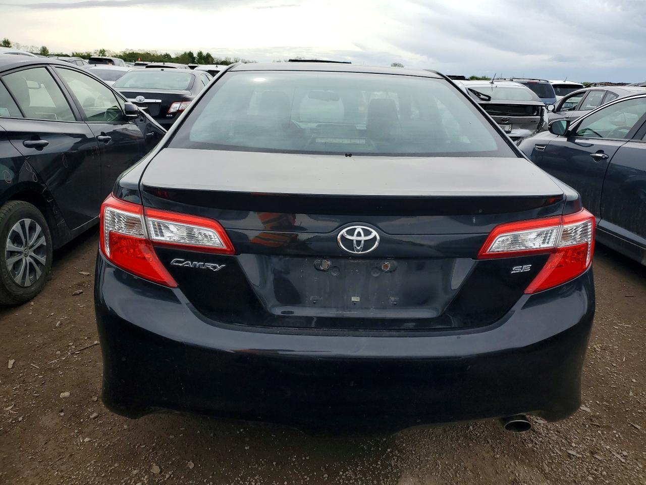 2014 TOYOTA CAMRY SE photo 16