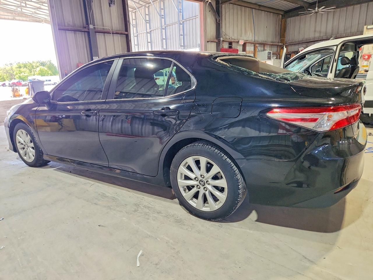 2018 TOYOTA CAMRY LE photo 2