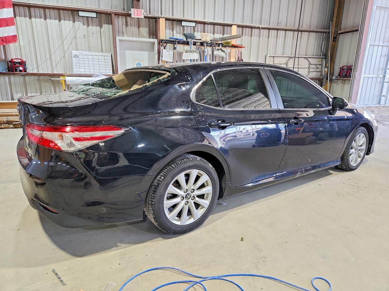 2018 TOYOTA CAMRY LE photo 3