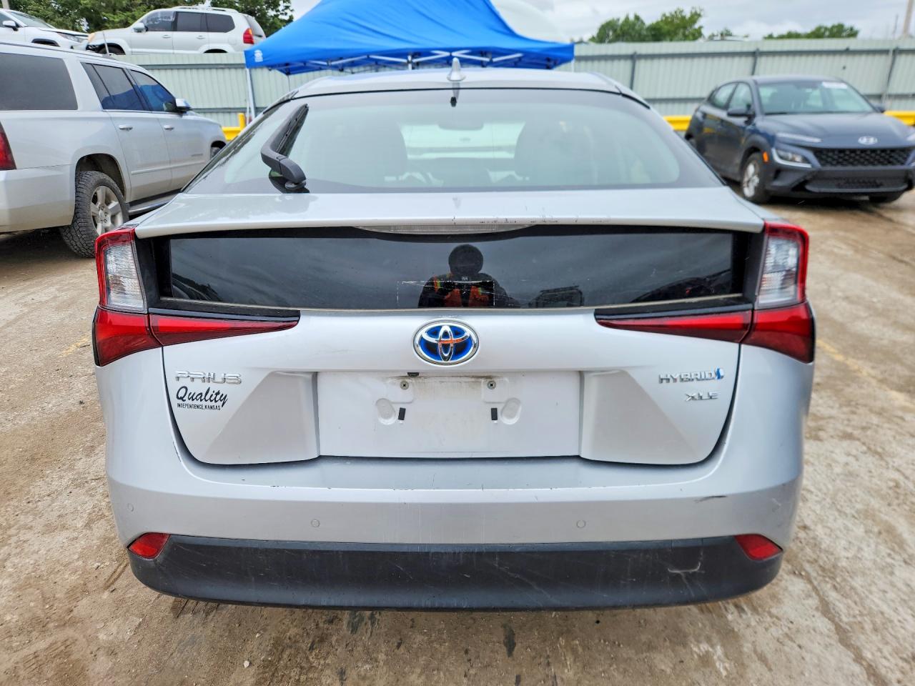 2019 TOYOTA PRIUS XLE photo 16