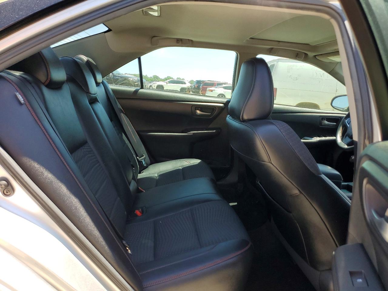 2015 TOYOTA CAMRY SE photo 28
