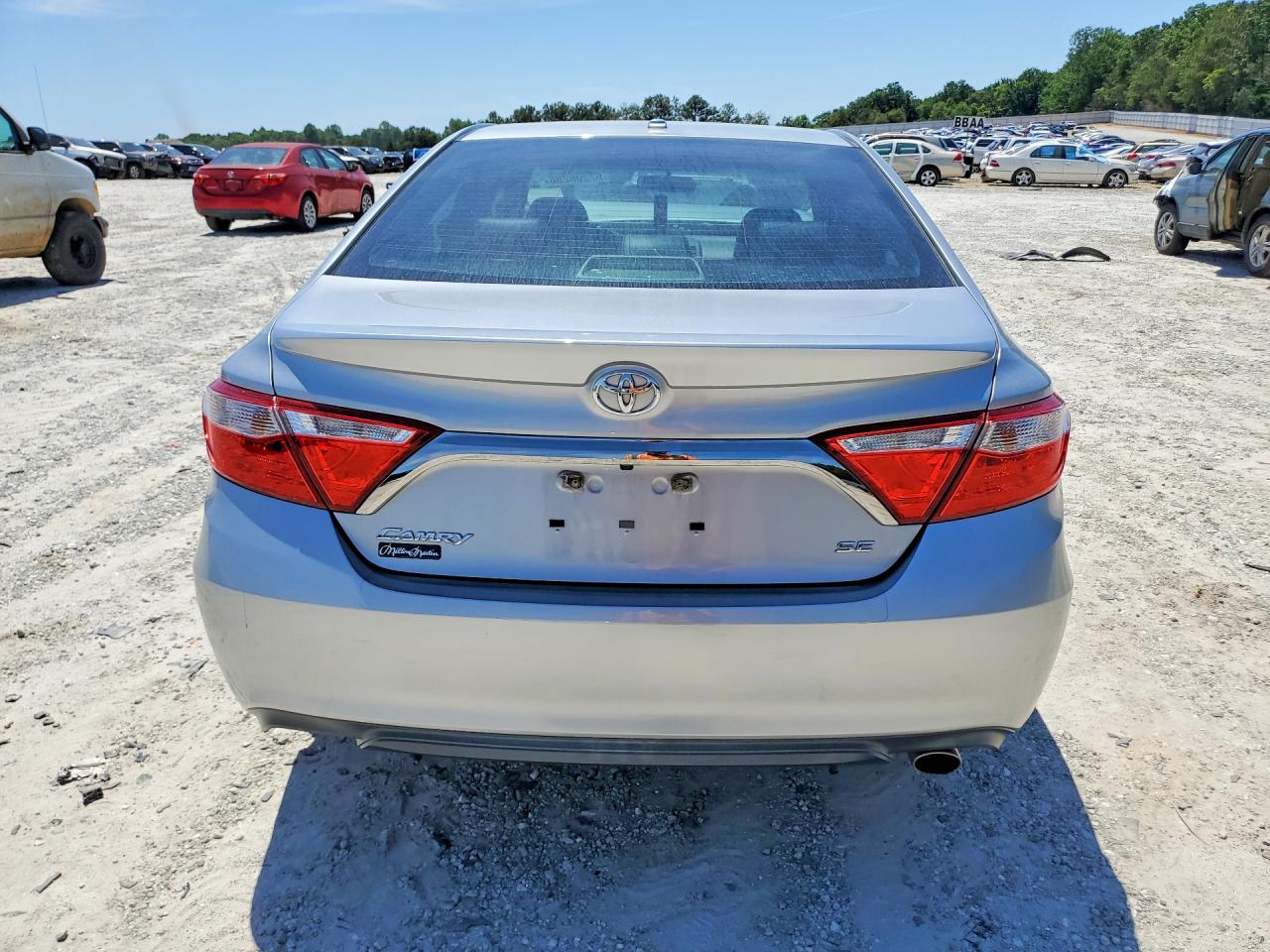2015 TOYOTA CAMRY SE photo 16