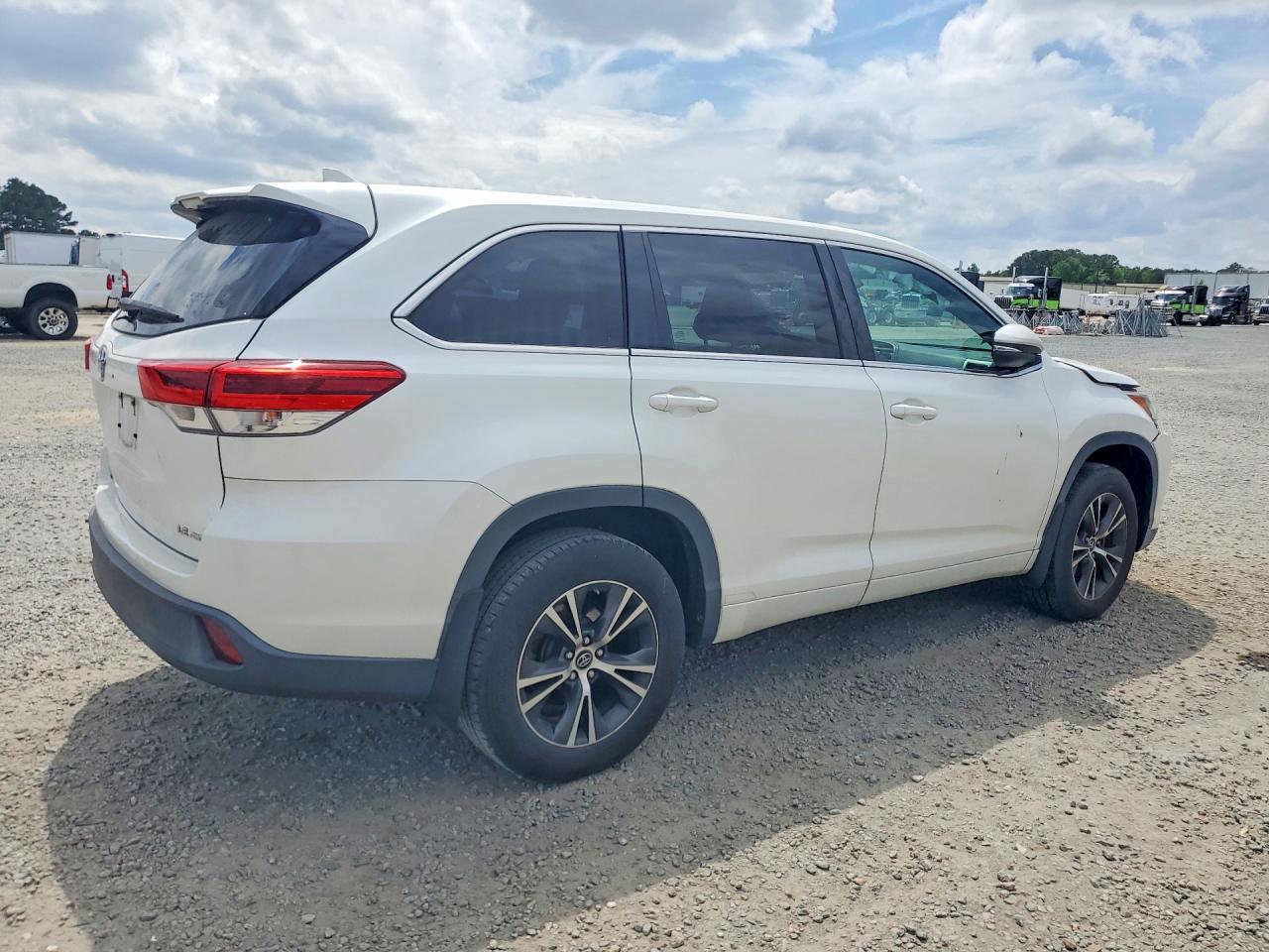 2018 TOYOTA HIGHLANDER LE PLUS photo 3