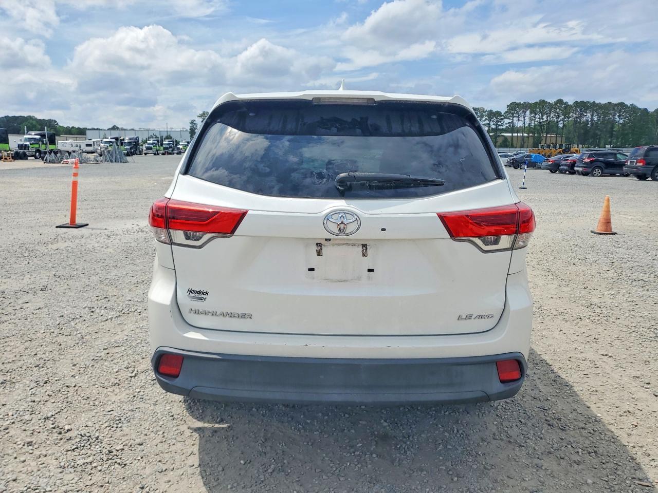 2018 TOYOTA HIGHLANDER LE PLUS photo 6
