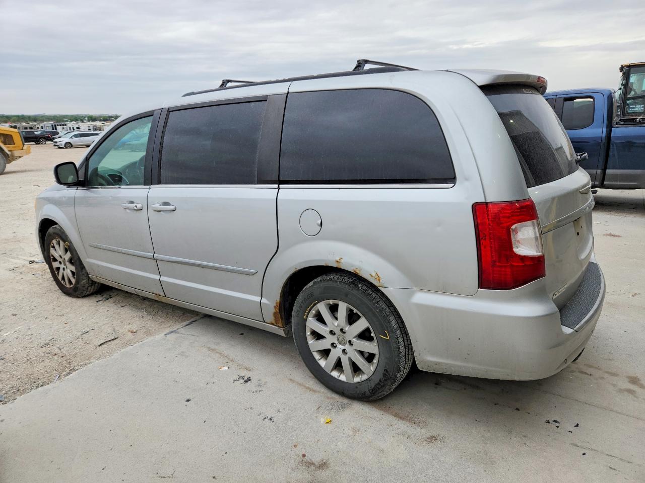 2011 CHRYSLER TOWN & COUNTRY TOURING L photo 3