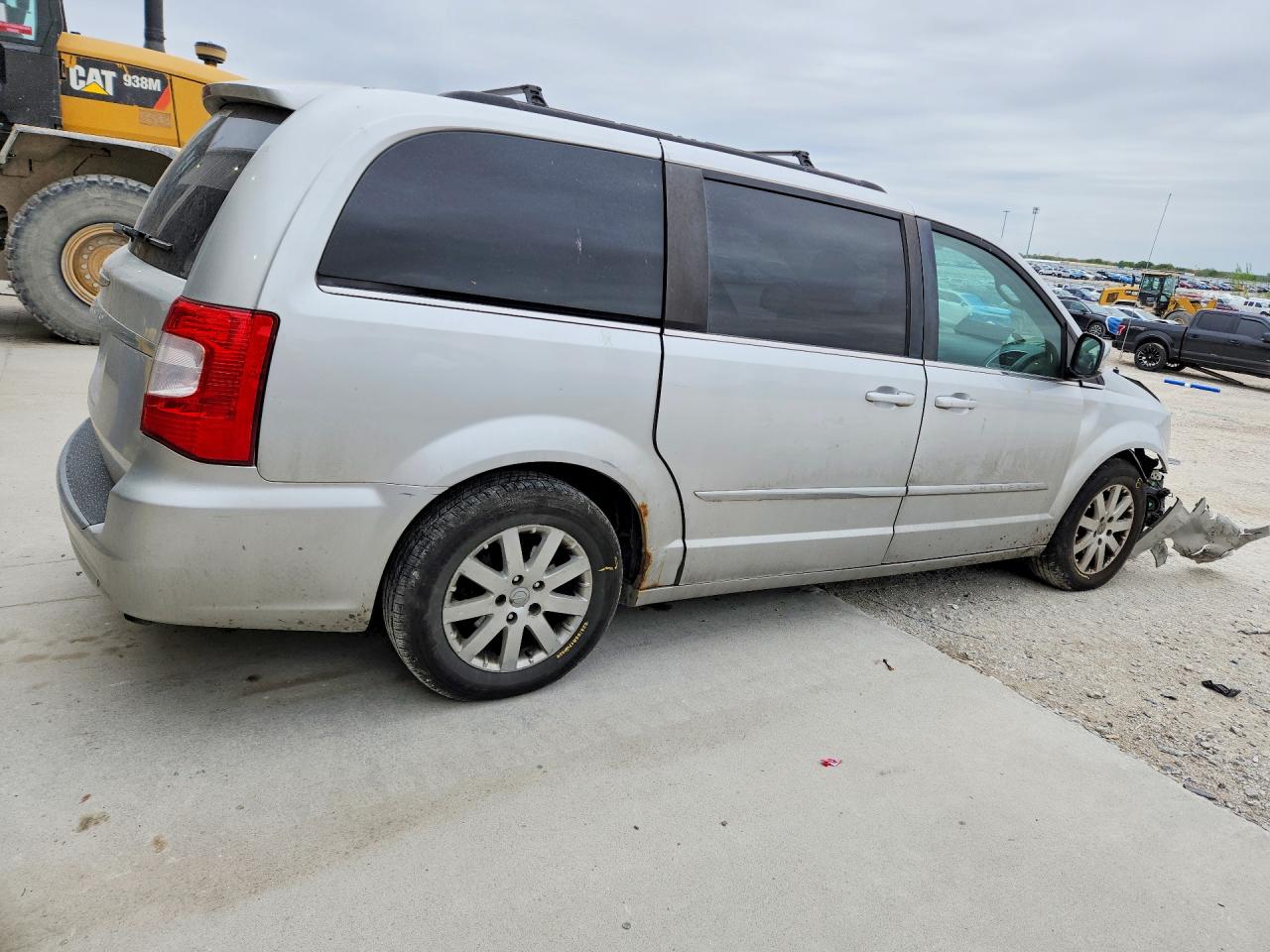 2011 CHRYSLER TOWN & COUNTRY TOURING L photo 5