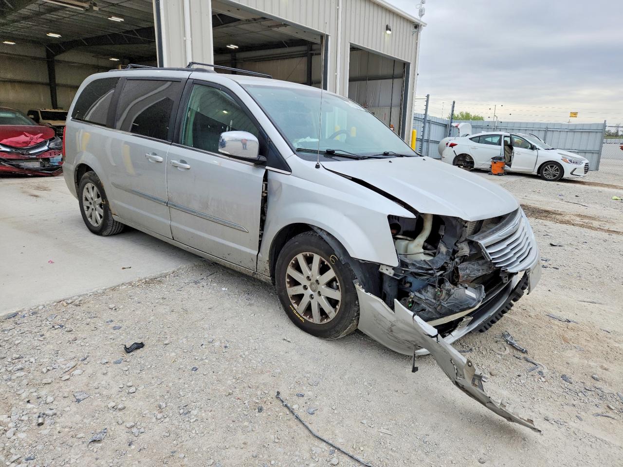 2011 CHRYSLER TOWN & COUNTRY TOURING L photo 7