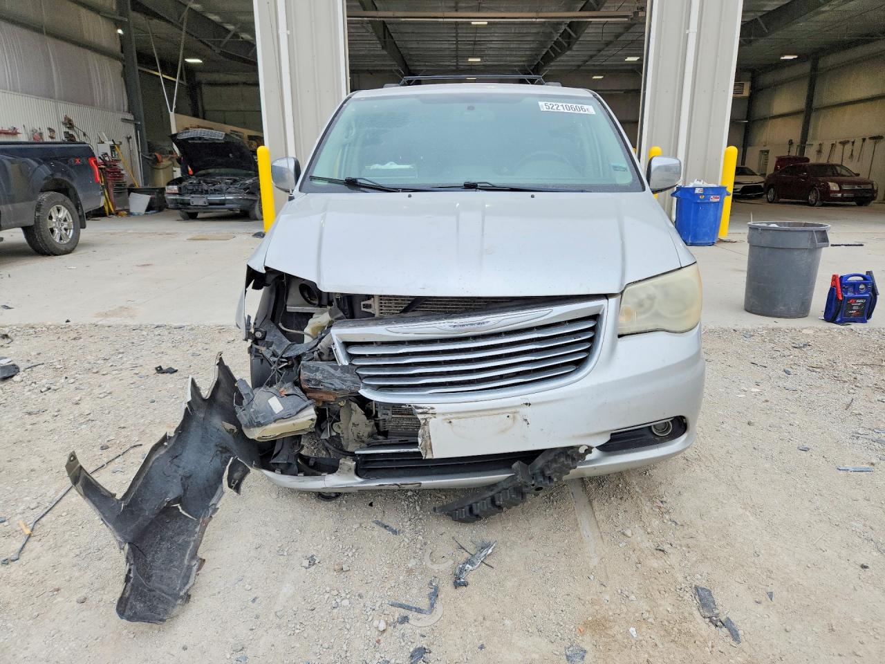 2011 CHRYSLER TOWN & COUNTRY TOURING L photo 9