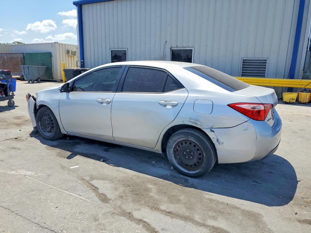 2018 TOYOTA COROLLA LE photo 3