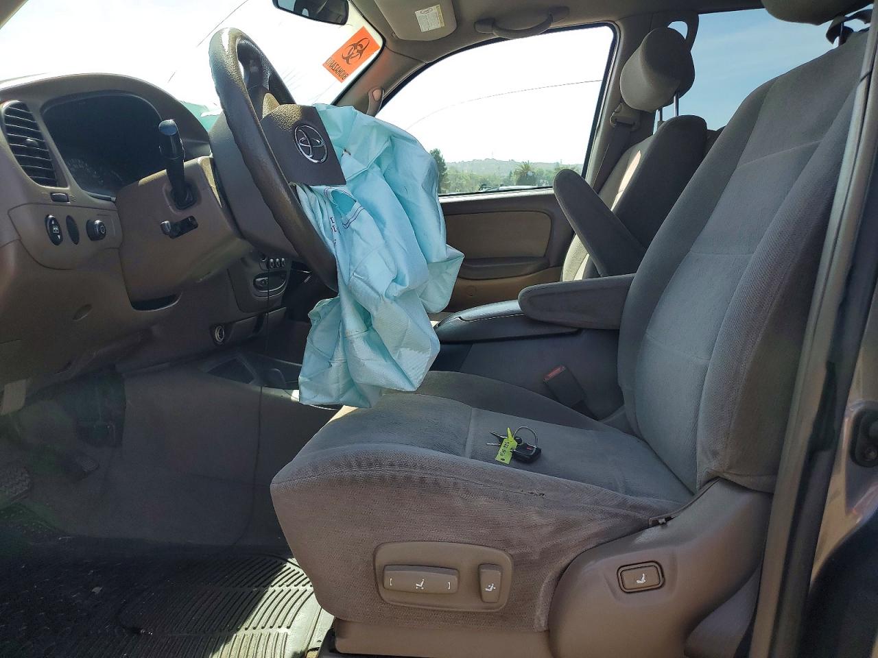 2004 TOYOTA SEQUOIA SR5 photo 19