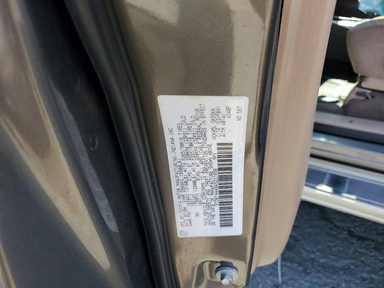 2004 TOYOTA SEQUOIA SR5 photo 34