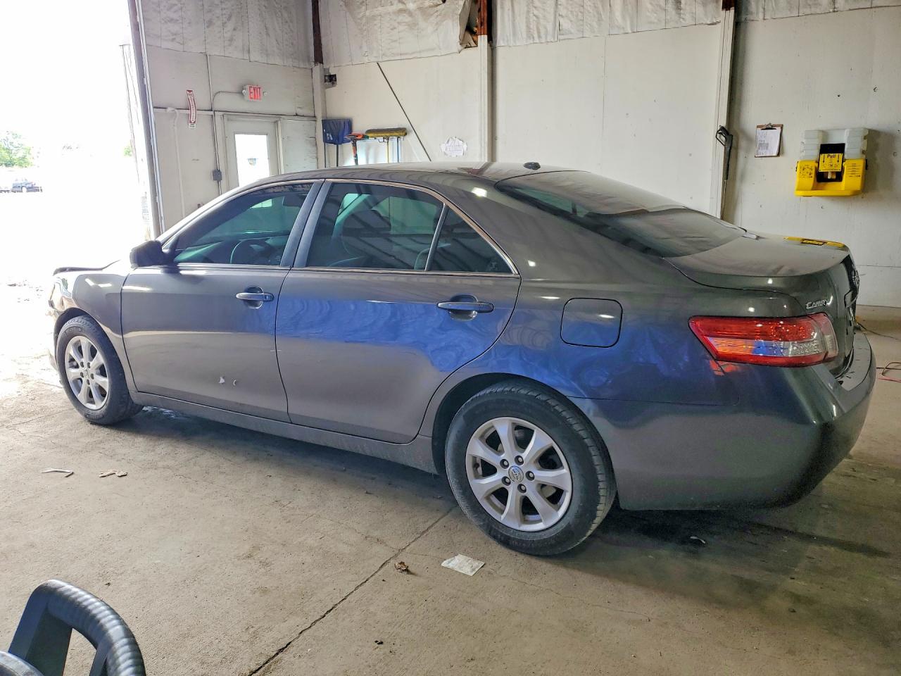 2011 TOYOTA CAMRY LE photo 4