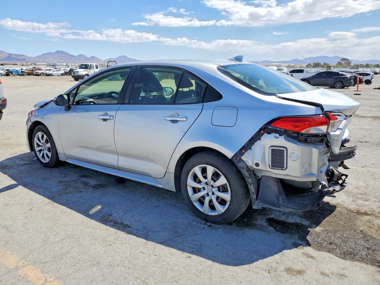 2021 TOYOTA COROLLA LE photo 3