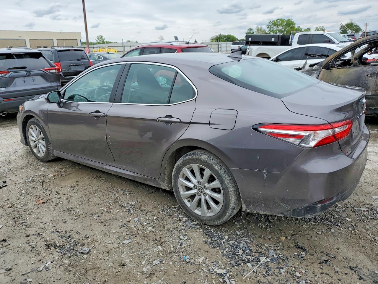 2020 TOYOTA CAMRY LE photo 3