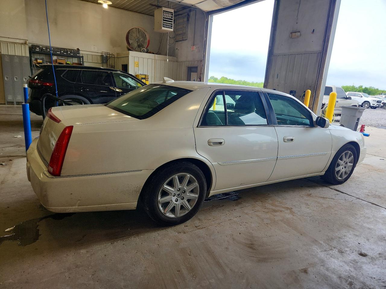 2011 CADILLAC DTS PREMIUM COLLECTION photo 5