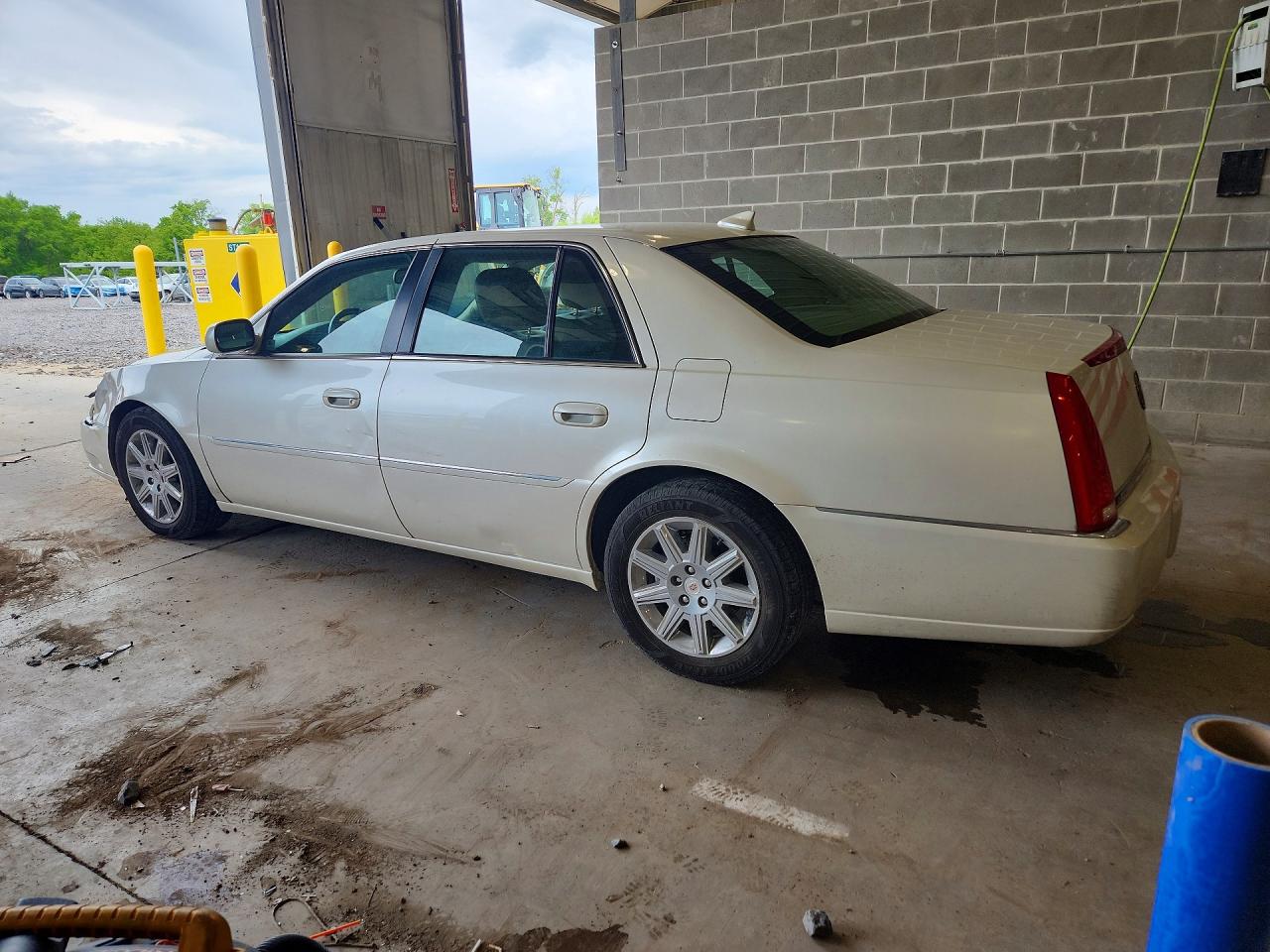 2011 CADILLAC DTS PREMIUM COLLECTION photo 3