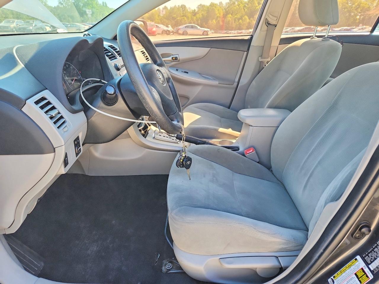 2011 TOYOTA COROLLA LE photo 13