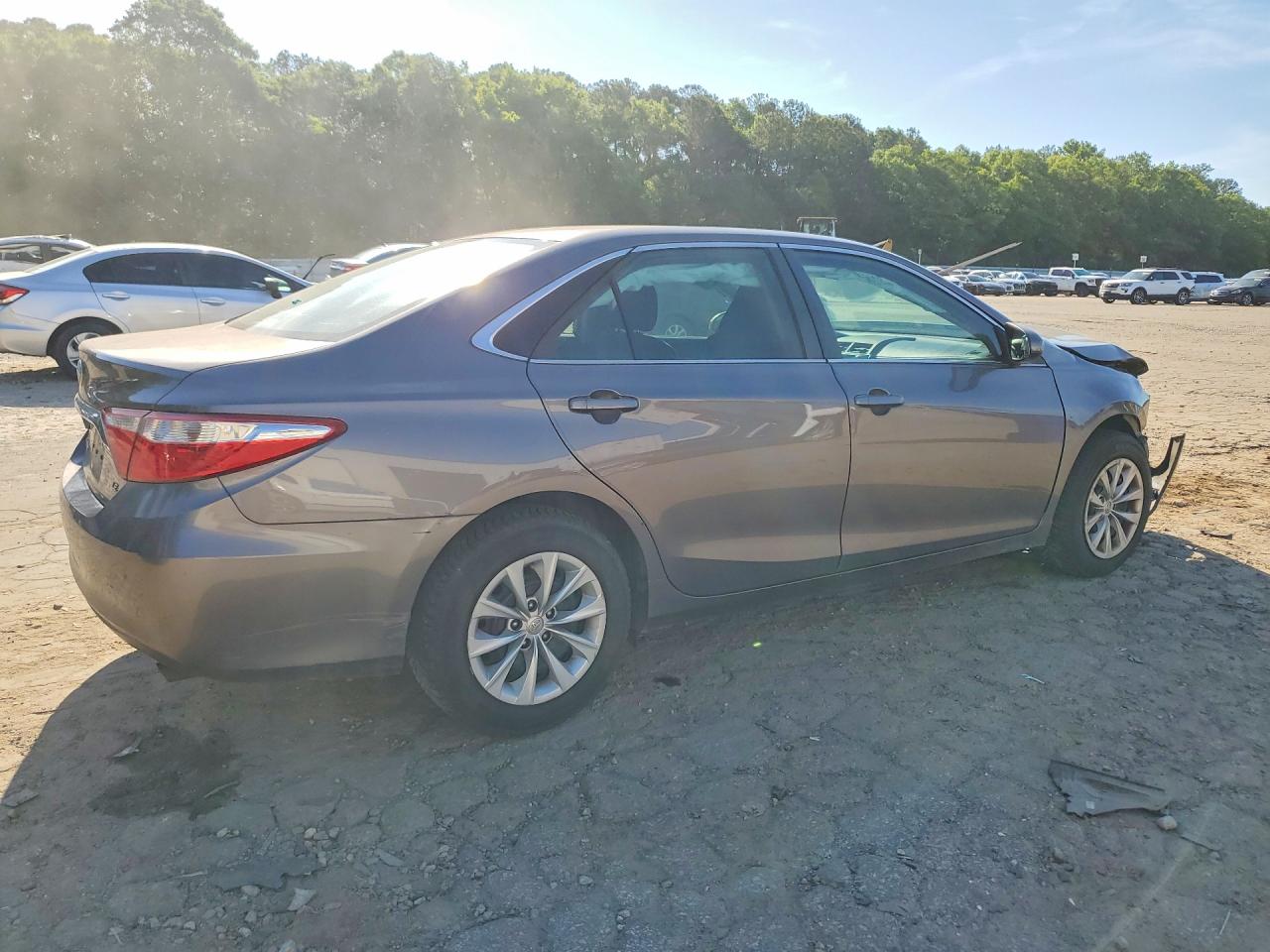 2015 TOYOTA CAMRY LE photo 3
