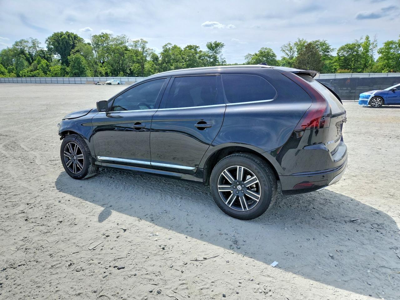 2017 VOLVO XC60 T5 DYNAMIC photo 2