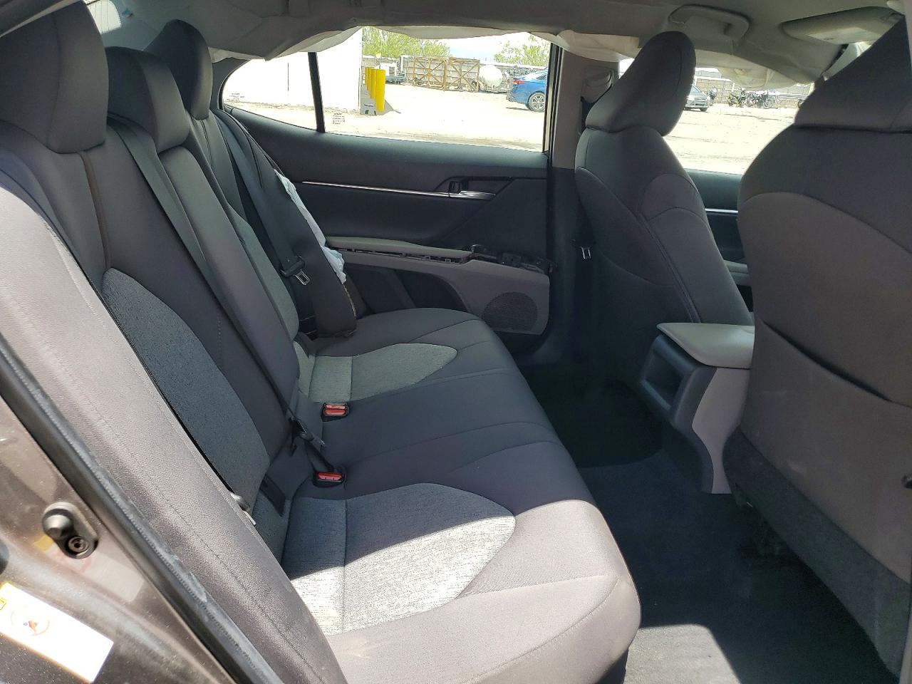 2019 TOYOTA CAMRY LE photo 10