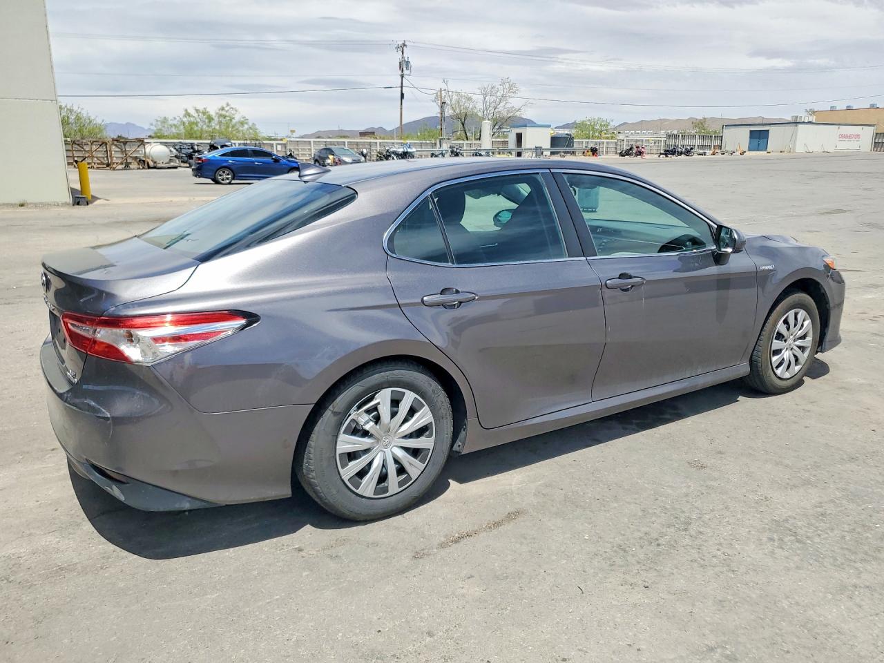 2019 TOYOTA CAMRY LE photo 3