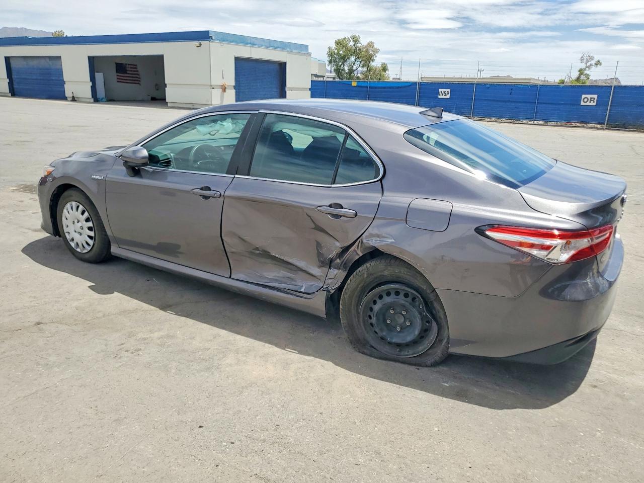 2019 TOYOTA CAMRY LE photo 2