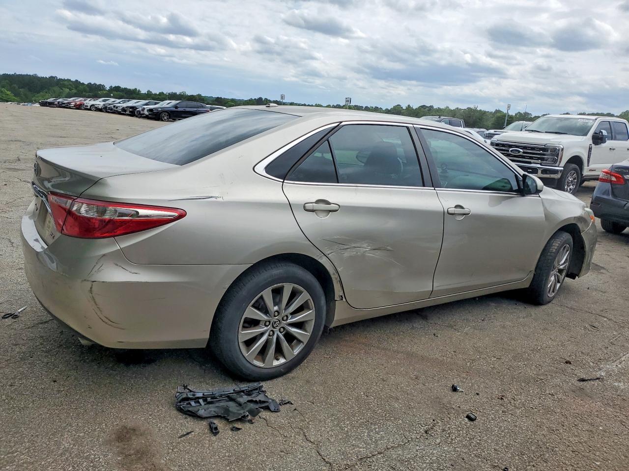2016 TOYOTA CAMRY XLE photo 5