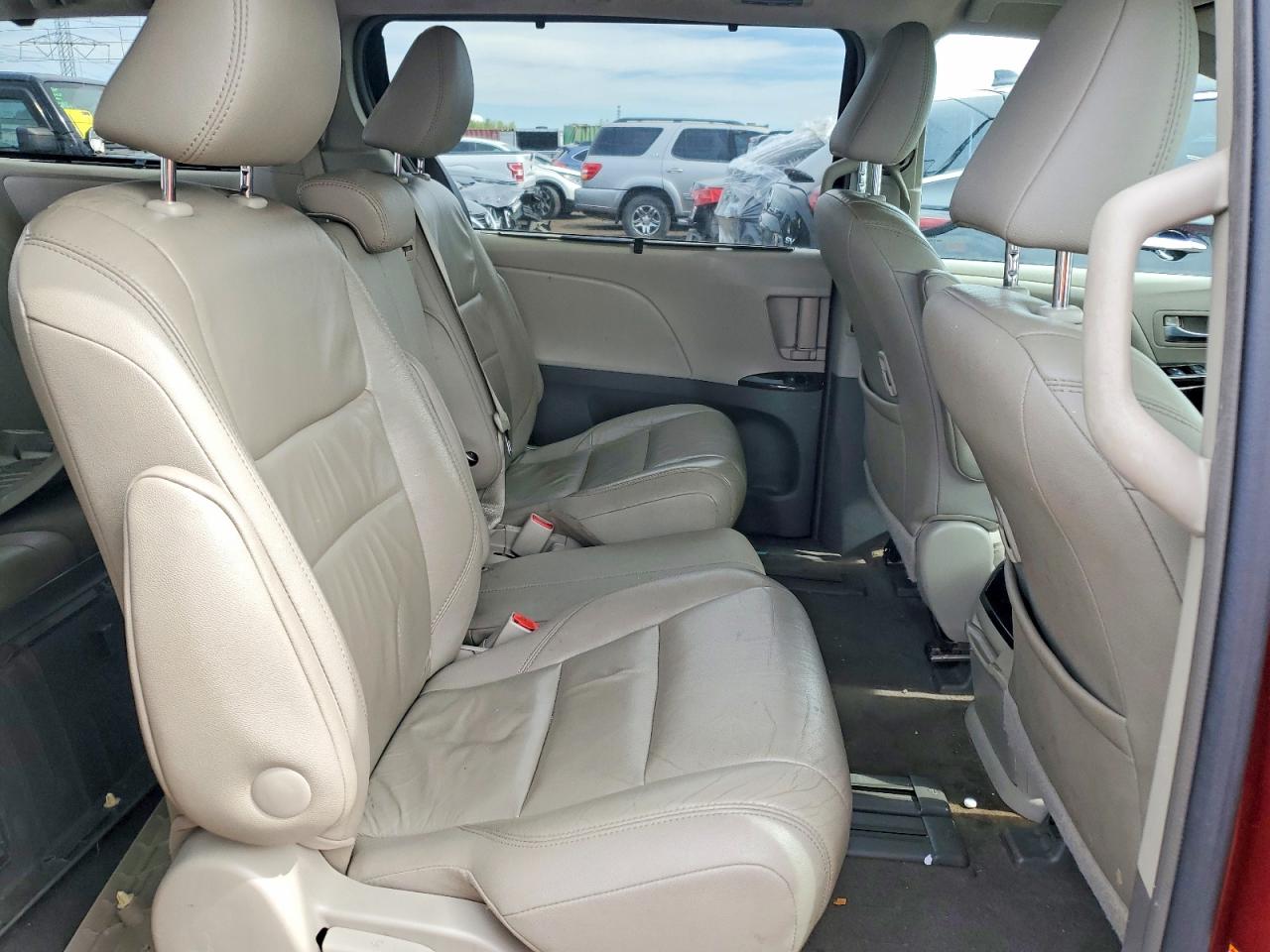 2017 TOYOTA SIENNA XLE 8-PASSENGER photo 11