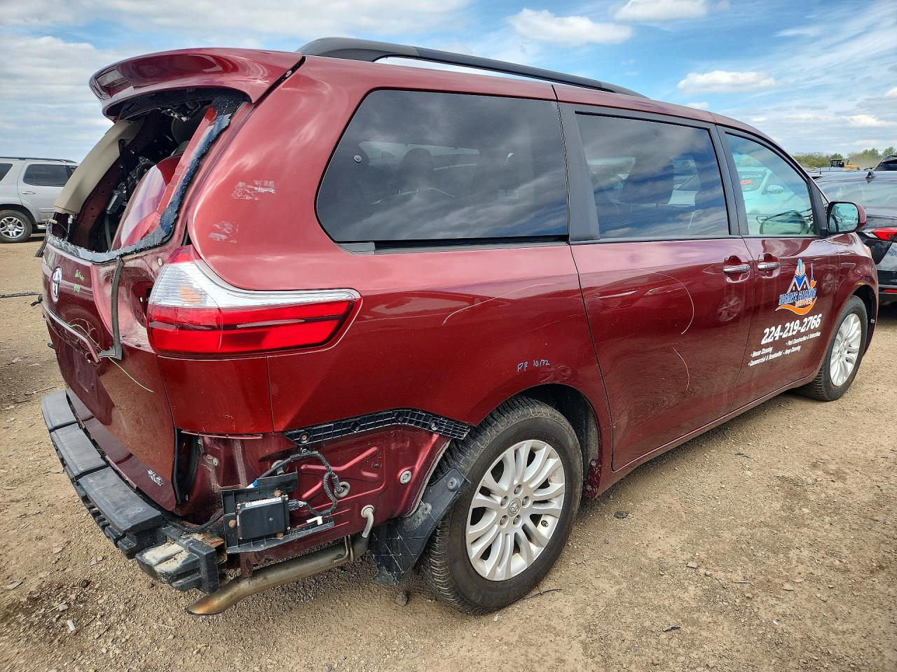 2017 TOYOTA SIENNA XLE 8-PASSENGER photo 3