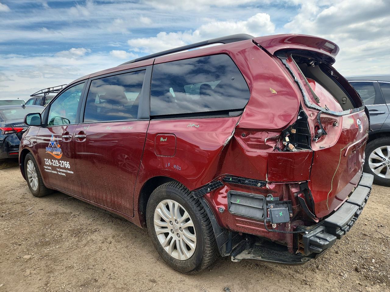 2017 TOYOTA SIENNA XLE 8-PASSENGER photo 2