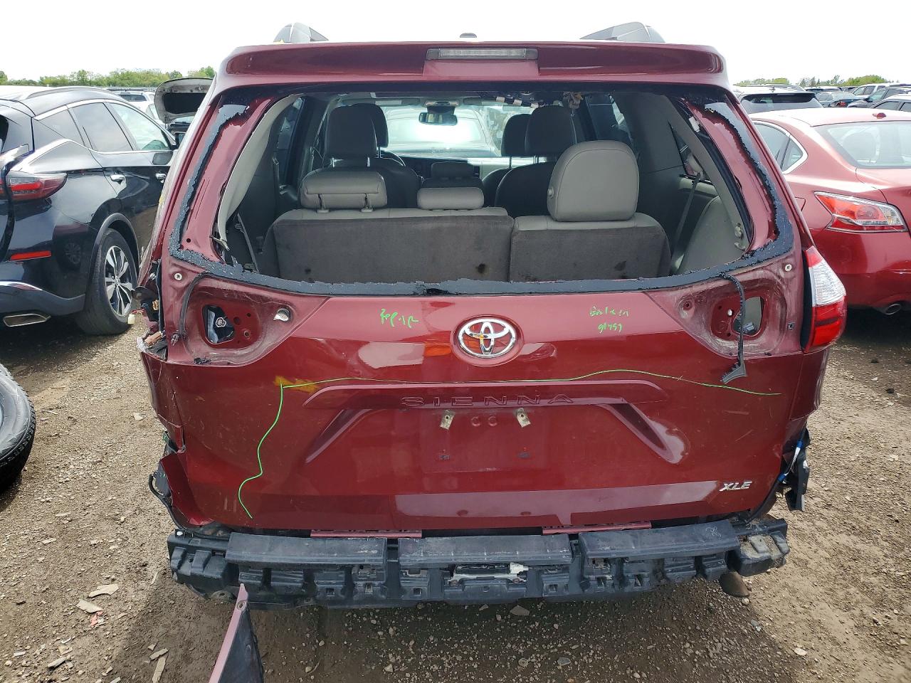 2017 TOYOTA SIENNA XLE 8-PASSENGER photo 6