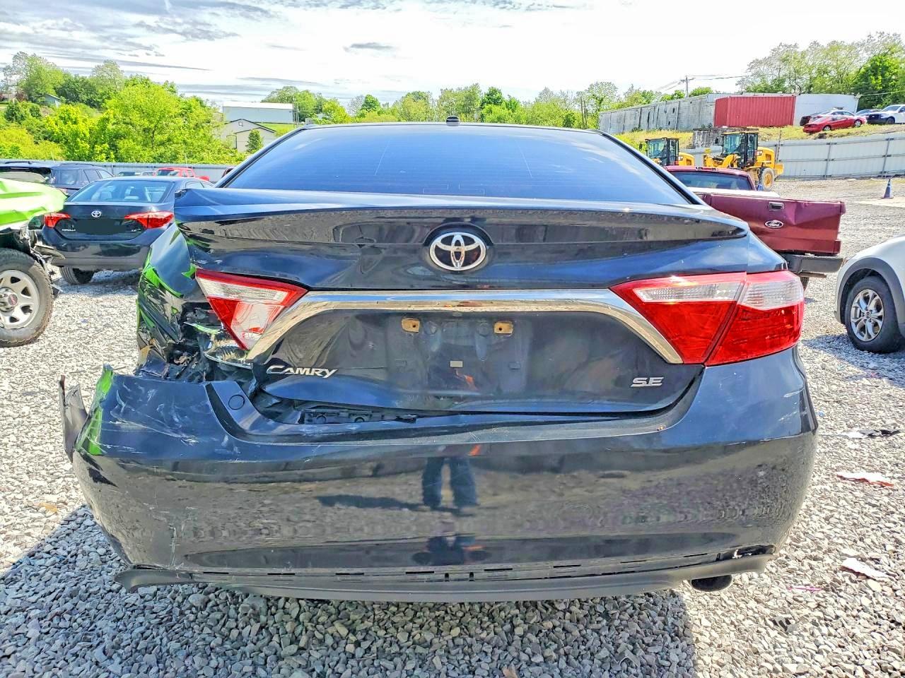 2017 TOYOTA CAMRY SE photo 6