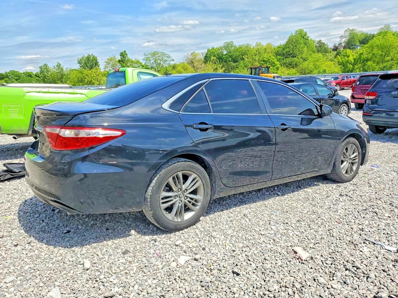 2017 TOYOTA CAMRY SE photo 3