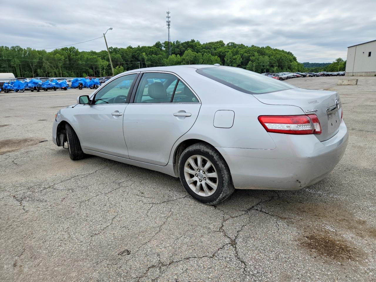 2011 TOYOTA CAMRY XLE photo 3