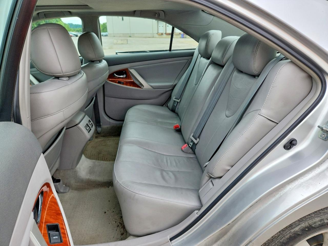 2011 TOYOTA CAMRY XLE photo 19