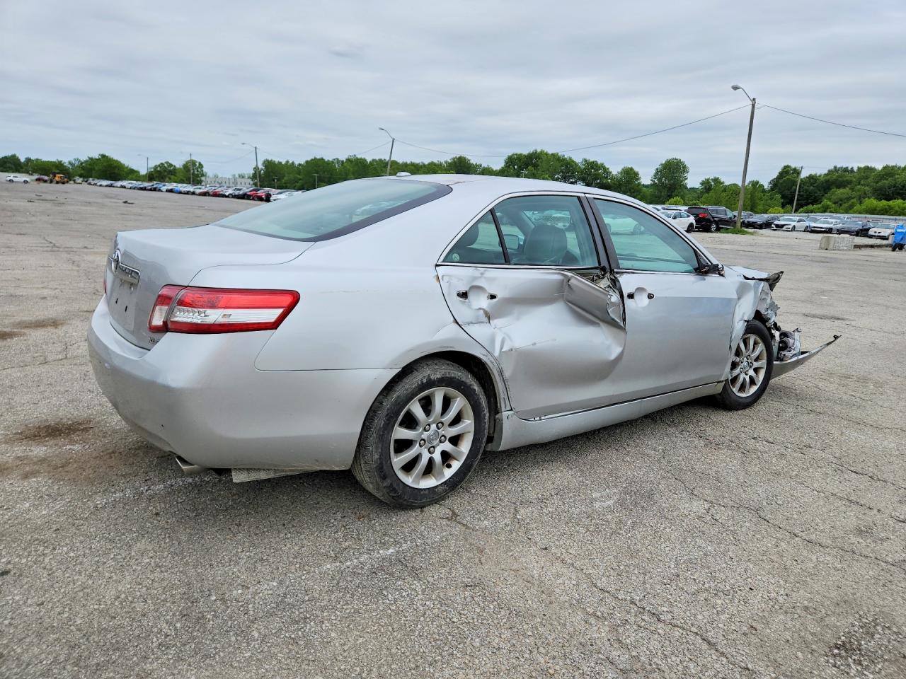 2011 TOYOTA CAMRY XLE photo 5