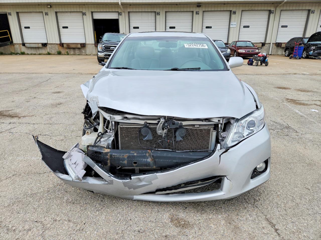 2011 TOYOTA CAMRY XLE photo 9