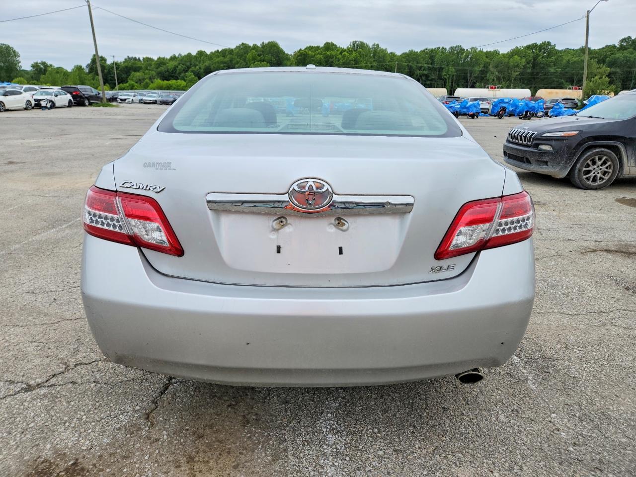 2011 TOYOTA CAMRY XLE photo 11